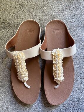 Fitflop Cream Floral-Beaded Toe-Post Sandals with Brown Footbed